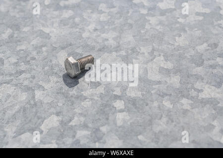 Stahl hex Schraube verzinkt verzinkte Bleche mit spangle erkennbar. Konzept die Metallhalterungen, industrielle Befestiger, beschichteter Stahl, Metallarbeiten, Schraube. Stockfoto