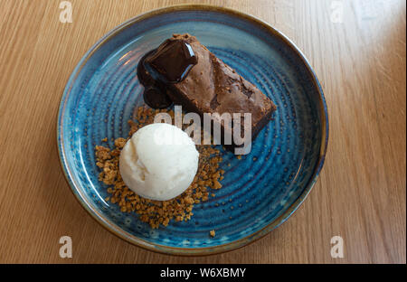 Schokoladen-Brownie mit Vanille-Eis Stockfoto