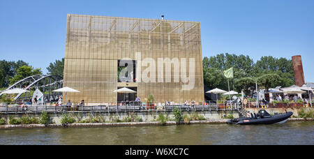 Hamburg, Deutschland. 26. Juli, 2019. Eine Rib-Boat ist an den goldenen Pavillon auf dem Ponton "entenwerder 1' vor Anker. Quelle: Georg Wendt/dpa/Alamy leben Nachrichten Stockfoto