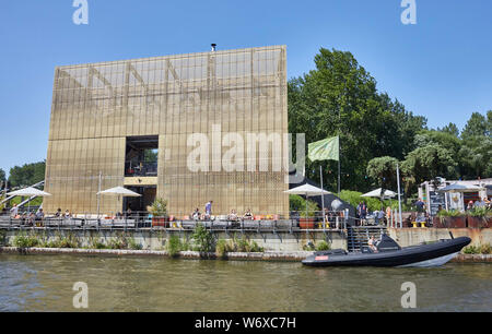 Hamburg, Deutschland. 26. Juli, 2019. Eine Rib-Boat ist an den goldenen Pavillon auf dem Ponton "entenwerder 1' vor Anker. Quelle: Georg Wendt/dpa/Alamy leben Nachrichten Stockfoto