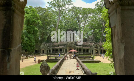 Blick aus dem Fenster auf die Ruinen von Ta Prohm Tempel in der Nähe von Angkor Wat, Kambodscha Stockfoto