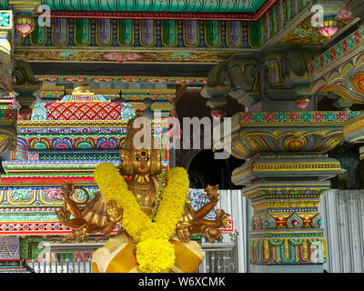 BANGKOK, THAILAND - Juni, 21, 2017: Vier bewaffnete Hindu Gott mit Ringelblume Girlande auf Sri Maha Mariamman Tempel auf der Silom Road in Bangkok, Thailand Stockfoto