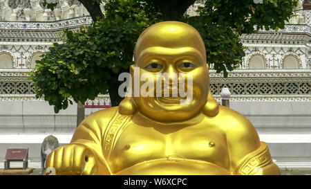 BANGKOK, THAILAND - Juni, 21, 2017: Nahaufnahme der sitzenden goldenen Buddha im Wat Arun Tempel in Bangkok, Thailand Stockfoto