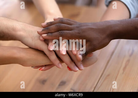 Close up Heap von verschiedensten Menschen gestapelt Handflächen zusammen Stockfoto