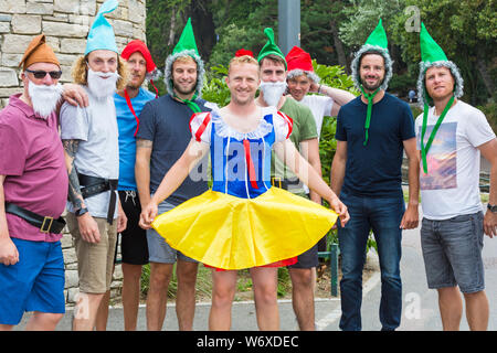 Bournemouth, Dorset UK. August 2019. Wetter in Großbritannien: Bedeckt und bewölkt, aber warm und nebelig. Schneewittchen und ihre Zwerge kommen in Bournemouth Lower Gardens für ihren Junggesellenabend an! Credit: Carolyn Jenkins/Alamy Live News Stockfoto