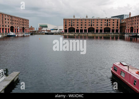 Die Royal Albert Docks, die mit dem Museum von Liverpool in der Ferne. Stockfoto