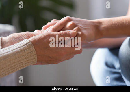 Zwei Weibchen halten sich an den Händen Nahaufnahme Bild Stockfoto