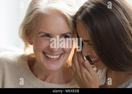 Attraktive im mittleren Alter Mutter und Tochter gewachsen Klatschen Stockfoto