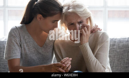 Liebevollen erwachsenen Tochter beruhigen im mittleren Alter Mutter Stockfoto