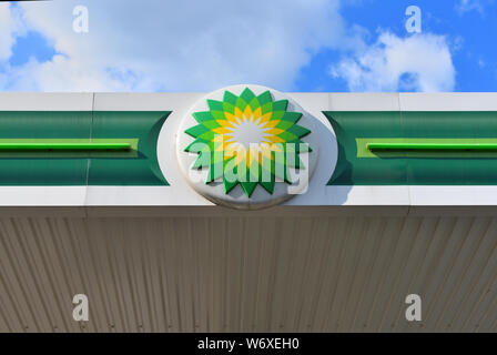 BEDZIN, Polen - 15. Juli 2019: BP-Tankstelle melden unter blauem Himmel Stockfoto