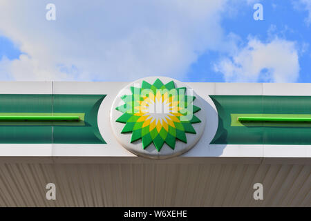 BEDZIN, Polen - 15. Juli 2019: BP-Tankstelle melden unter blauem Himmel Stockfoto