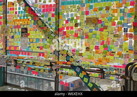 CAUSEWAY BAY, HONG KONG - 17. JULI 2019: Lennon Wand mit Post-it-Notizen auf dem Glas der Hennessy Road Fußgängerzone Hochstraße fest, Support Stockfoto