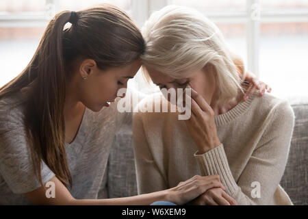 Erwachsener Tochter beruhigen im Alter von Mutter hält ihre Hand Gefühl Empathie Stockfoto