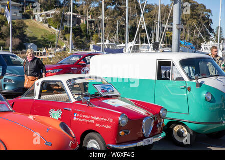 1959 Goggomobil Dart classic car neben Goggomobil 1960 carryall Kastenwagen an einem Sydney Classic Car Show, Sydney, Australien Stockfoto