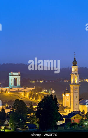 Asiago: Militär Beinhaus von Leiten und die Kirche von San Matteo Apostolo ed Evangelista. Der Provinz Vicenza, Venetien, Italien, Europa. Stockfoto