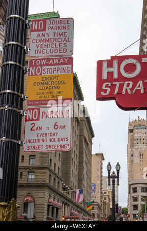 Mehrere kein Parkplatz Schilder Sohn einen Pol in einem CBD Street in San Francisco City, Vereinigte Staaten von Amerika Stockfoto