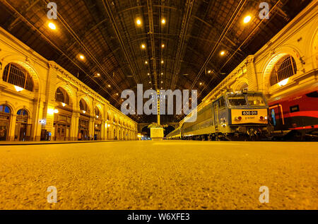 Im Blick auf die Plattformen am Keleti Bahnhof in Budapest bei Nacht. Alte Züge am Keleti Bahnhof in Budapest bei Nacht. Stockfoto