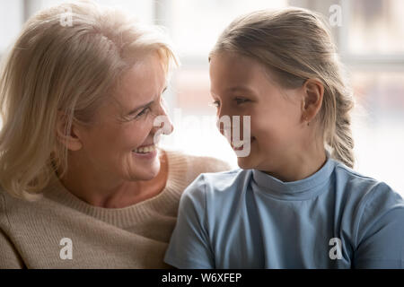 Liebevolle Großmutter sieht kleine Enkelin Nahaufnahme Bild Stockfoto