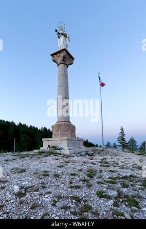 Die Statue der Madonna mit ihren Augen drehte sich zu dem Großen Krieg Schlachtfeld des Monte Ortigara. Hochebene von Asiago, der Provinz Vicenza, Venetien, Italien, Europa Stockfoto