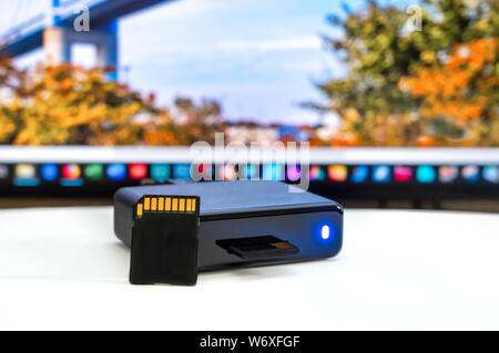 Card Reader mit dem Computer Hintergrund Stockfoto