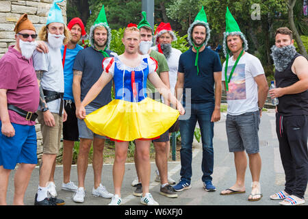 Bournemouth, Dorset UK. August 2019. Wetter in Großbritannien: Bedeckt und bewölkt, aber warm und nebelig. Schneewittchen und ihre Zwerge kommen in Bournemouth Lower Gardens für ihren Junggesellenabend an! Credit: Carolyn Jenkins/Alamy Live News Stockfoto