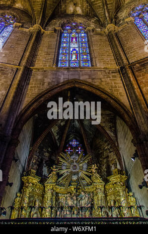 Innenraum der Kathedrale von Barcelona im Gotischen Viertel. Die gotische Kathedrale, die dem Heiligen Kreuz und der Heiligen Eulalia. Juni 2014, Barcelona, Spanien Stockfoto