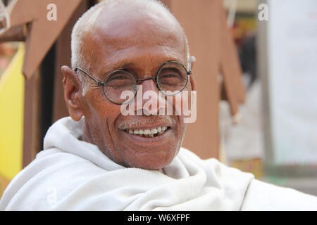 Schauspieler imitiert als Mahatma Gandhi in Surajkund Crafts Mela, Surajkund, Faridabad, Haryana, Indien Stockfoto