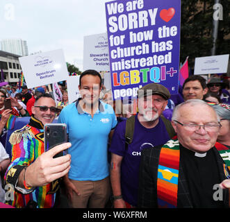 Taoiseach Leo Varadkar (Zweite links) und vor dem Start der Belfast Pride Parade. Stockfoto