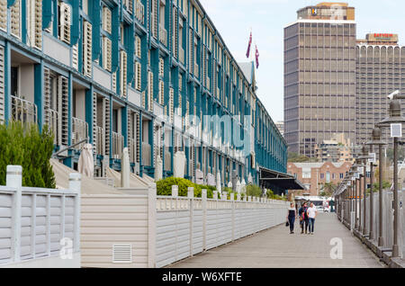 Wharf 8, jetzt ein Hotel und Apartments, ist einer der Finger Liegeplätzen in Woolloomooloo Bay von Cowper Wharf Road, Woolloomooloo, Sydney, Australien Stockfoto