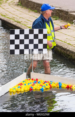 Bournemouth, Dorset, Großbritannien. 3 Aug, 2019. 2000 Spielzeug enten Rennen an der Bourne stream in Bournemouth untere Gärten während Heute und Morgen. Organisiert von East Cliff Rotary Club mit den Erträgen, die zur lokalen Nächstenliebe der Fall ist sicher quackers zu sein! Drehen Sie die Massen auf die Enten zu jubeln, in der Hoffnung, ihnen wird die gewinnen werden. Endpunkt: Entfernen der Enten für das nächste Rennen bereit. Credit: Carolyn Jenkins/Alamy leben Nachrichten Stockfoto