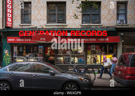 Urban New York Street, Blick auf eine traditionelle Record store in Thompson Street im Greenwich Village in Manhattan, New York City, USA Stockfoto