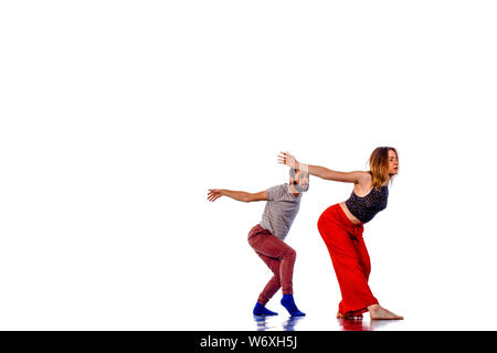 Paar talentierte Tänzerinnen hip-hop. Kerl und ein Mädchen tanzen Modern Dance i Studio. Schule der Hip-Hop-Kultur Stockfoto