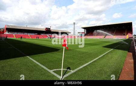 Eine allgemeine Ansicht der Tonhöhe von der Ecke Flagge vor der Sky Bet Meisterschaft Gleiches an Oakwell Barnsley. Stockfoto