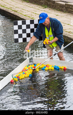 Bournemouth, Dorset, Großbritannien. 3 Aug, 2019. 2000 Spielzeug enten Rennen an der Bourne stream in Bournemouth untere Gärten während Heute und Morgen. Organisiert von East Cliff Rotary Club mit den Erträgen, die zur lokalen Nächstenliebe der Fall ist sicher quackers zu sein! Drehen Sie die Massen auf die Enten zu jubeln, in der Hoffnung, ihnen wird die gewinnen werden. Endpunkt: Entfernen der Enten für das nächste Rennen bereit. Credit: Carolyn Jenkins/Alamy leben Nachrichten Stockfoto