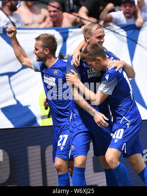 Karlsruhe, Deutschland. 03 Aug, 2019. Jubel 2:1: Lukas Grozurek (KSC), Philipp Hofmann (KSC) und Marvin Wanitzek (KSC) erfreuen. GES/Fußball/2. Bundesliga: Karlsruher SC - Dynamo Dresden, 03.08.2019 Fußball: 2. Bundesliga: KSC vs Dynamo Dresden, Karlsruhe, August 3, 2019 | Verwendung der weltweiten Kredit: dpa/Alamy leben Nachrichten Stockfoto