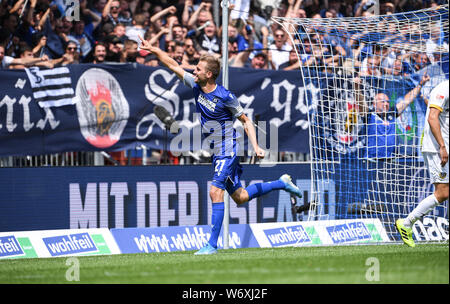 Karlsruhe, Deutschland. 03 Aug, 2019. Jubel 2:1: Lukas Grozurek (KSC) Cheers. GES/Fußball/2. Bundesliga: Karlsruher SC - Dynamo Dresden, 03.08.2019 Fußball: 2. Bundesliga: KSC vs Dynamo Dresden, Karlsruhe, August 3, 2019 | Verwendung der weltweiten Kredit: dpa/Alamy leben Nachrichten Stockfoto