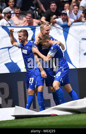 Karlsruhe, Deutschland. 03 Aug, 2019. Jubel 2:1: Lukas Grozurek (KSC), Philipp Hofmann (KSC) und Marvin Wanitzek (KSC) erfreuen. GES/Fußball/2. Bundesliga: Karlsruher SC - Dynamo Dresden, 03.08.2019 Fußball: 2. Bundesliga: KSC vs Dynamo Dresden, Karlsruhe, August 3, 2019 | Verwendung der weltweiten Kredit: dpa/Alamy leben Nachrichten Stockfoto