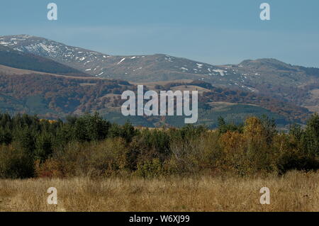 Dorf Plana-Plana und Vitosha Berge in der Ferne, Bulgarien Stockfoto