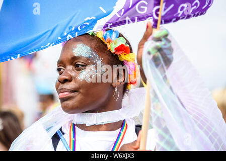 Brighton, East Sussex, UK. 3 Aug, 2019. Eine junge Frau in den Brighton Pride Parade auf Hove Rasen, Brighton, East Sussex, UK. 3 Aug, 2019. Photo Credit: Julia Claxton/Alamy leben Nachrichten Stockfoto