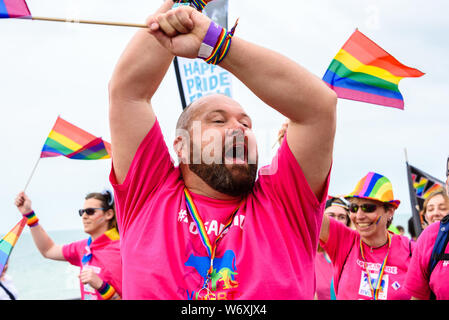 Brighton, East Sussex, UK. 3 Aug, 2019. PDSA Mitglieder genießen feiern Brighton Pride Parade auf Hove Rasen, Brighton, East Sussex, UK. 3 Aug, 2019. Photo Credit: Julia Claxton/Alamy leben Nachrichten Stockfoto