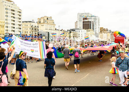 Brighton, East Sussex, UK. 3 Aug, 2019. Brighton, UK. 03 Aug, 2019. Banner sind wie die Parade entlang der Strandpromenade vor Kingsway Gebäuden während Brighton Pride Parade auf Hove Rasen, Brighton, East Sussex, UK. 3. August 2019 Foto: Julia Claxton/Alamy leben Nachrichten Stockfoto