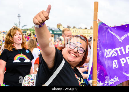 Brighton, East Sussex, UK. 3 Aug, 2019. Brighton, UK. 03 Aug, 2019. Daumen hoch von einer Frau mit Rainbow Gesicht Farbe - Christen im Pride Gruppe - während Brighton Pride Parade auf Hove Rasen, Brighton, East Sussex, UK. 3. August 2019 Foto: Julia Claxton/Alamy leben Nachrichten Stockfoto