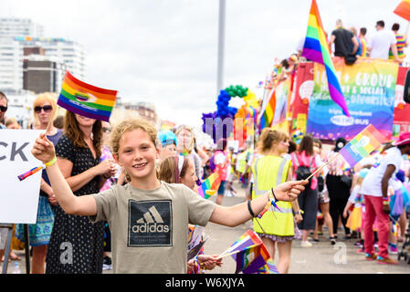 Brighton, East Sussex, UK. 3 Aug, 2019. Ein junges Mädchen wellen Fahnen auf der CSD-Parade auf Brighton Hove Rasen, Brighton, East Sussex, UK. 3 Aug, 2019. Photo Credit: Julia Claxton/Alamy leben Nachrichten Stockfoto