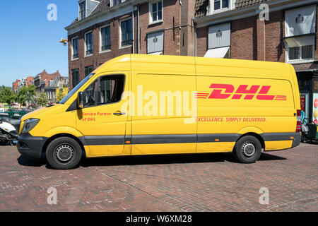 DHL-Lieferwagen. DHL ist eine Abteilung des Deutschen Logistikunternehmen Deutsche Post AG Die International Express Mail Service. Stockfoto