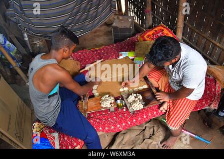 (190803) - AGARTALA, August 3, 2019 (Xinhua) - Leute gesehen die Vorbereitung panipuri, auch als golgappa oder fuchka, in Agartala, Hauptstadt der Nordosten Indiens Tripura, am Aug 3, 2019 bekannt. Panipuri ist ein beliebter Straße Snack in Indien. Es besteht aus einem rund, hohl Puri und gebratene frische Crepe, mit einer Mischung aus aromatisiertes Wasser gefüllt, tamarinde Chutney, Chili, chaat Masala, Kartoffel, Zwiebel und Kichererbsen. (Str/Xinhua) Stockfoto