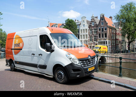 PostNL Lieferwagen. PostNL ist ein Brief-, Paket- und e-commerce Corporation mit Niederlassungen in den Niederlanden, Deutschland, Italien, Belgien und dem Vereinigten Königreich. Stockfoto