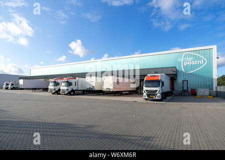 PostNL Sortierzentrum. PostNL ist ein Brief-, Paket- und e-commerce Corporation mit Niederlassungen in den Niederlanden, Deutschland, Italien, Belgien und dem Vereinigten Königreich. Stockfoto