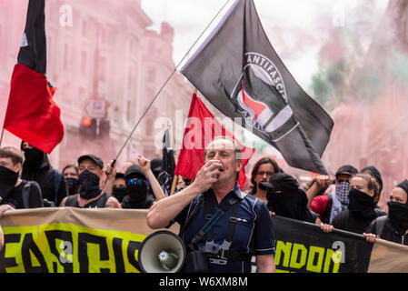 In London findet eine Kundgebung statt, die gegen die Inhaftierung von Stephen Yaxley-Lennon protestiert, der unter dem Namen Tommy Robinson sitzt und eine Gefängnisstrafe im Gefängnis von Belmarsh absitzt, nachdem er wegen Gerichtmissachtung für schuldig befunden wurde. Gruppen wie Antifa und 'Stand up to Racism' haben einen marsch organisiert, um sich dagegen zu wehren Stockfoto