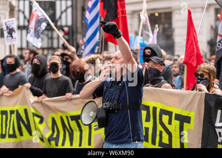 In London findet eine Kundgebung statt, die gegen die Inhaftierung von Stephen Yaxley-Lennon protestiert, der unter dem Namen Tommy Robinson sitzt und eine Gefängnisstrafe im Gefängnis von Belmarsh absitzt, nachdem er wegen Gerichtmissachtung für schuldig befunden wurde. Gruppen wie 'Stand up to Racism' und Antifa haben einen marsch organisiert, um sich dagegen zu wehren Stockfoto