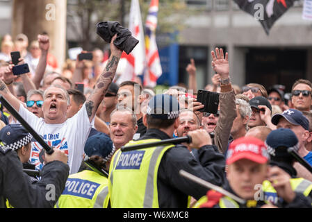 Eine Rallye findet in London aus Protest gegen die Inhaftierung von Stephen Yaxley-Lennon, die unter dem Namen Tommy Robinson, und verbüßt eine Haftstrafe im Belmarsh Prison in wegen Missachtung des Gerichts gefunden. Gruppen wie 'Stand bis zu Rassismus" organisiert ein März es zu widersetzen. Beide Gruppen haben versucht, zu umrunden und den Polizeicordon Pause miteinander zu konfrontieren. Scharmützel stattgefunden haben Stockfoto